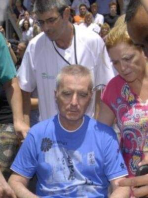 Ortega Cano dado de alta mucho más delgado, pelo corto canoso, agradecido y con un rosario 