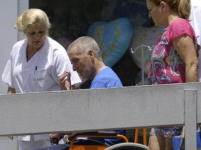 Ortega Cano dado de alta mucho más delgado, pelo corto canoso, agradecido y con un rosario 