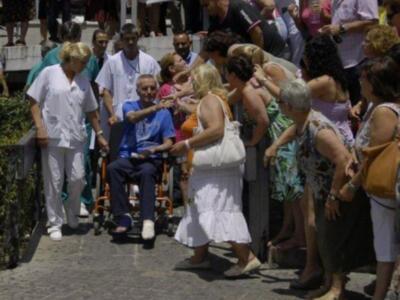 Ortega Cano dado de alta mucho más delgado, pelo corto canoso, agradecido y con un rosario 