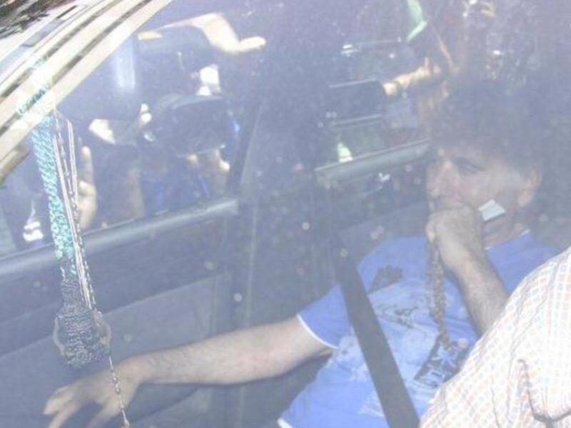 Ortega Cano dado de alta mucho más delgado, pelo corto canoso, agradecido y con un rosario 