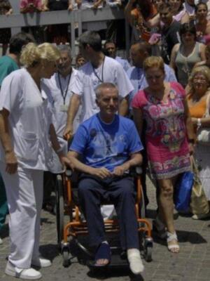 Ortega Cano dado de alta mucho más delgado, pelo corto canoso, agradecido y con un rosario 