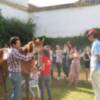 Los alumnos del taller de terapias ecuestres de Olavide en Carmona aprenden a cuidar los caballos y montarlos