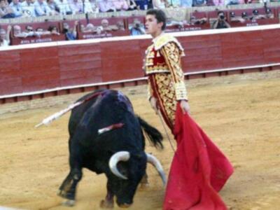 Susto y voltereta de José Tomás que sufrió una cogida en Huelva sin consecuencias