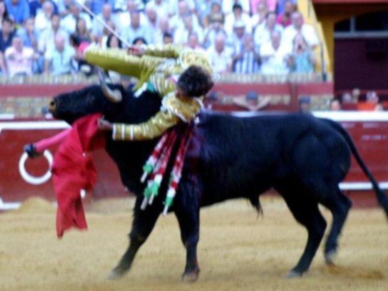 Susto y voltereta de José Tomás que sufrió una cogida en Huelva sin consecuencias