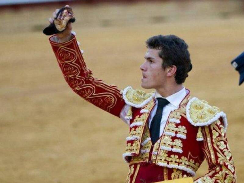Susto y voltereta de José Tomás que sufrió una cogida en Huelva sin consecuencias