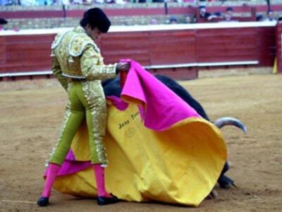 Susto y voltereta de José Tomás que sufrió una cogida en Huelva sin consecuencias