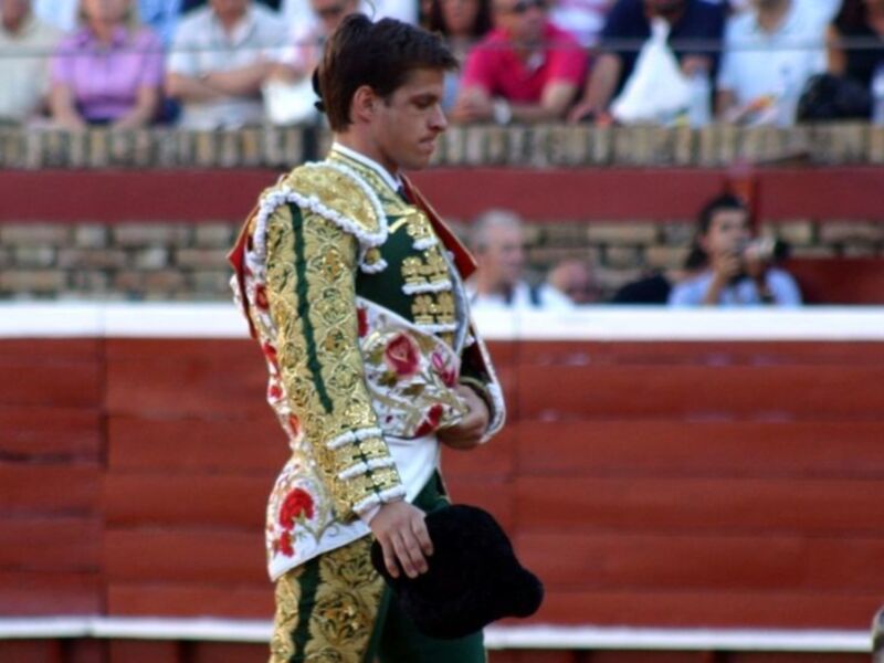El Juli toreó con la 'cabeza abierta' en Huelva y slio a hombros