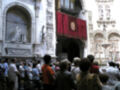 Interior de una catedral con turistas observando el altar y detalles ornamentales.