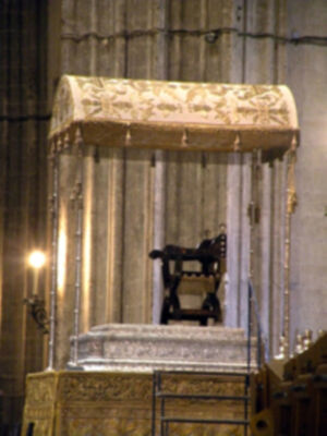 Sevilla se rinde a sus pies. (Reina de los Reyes)