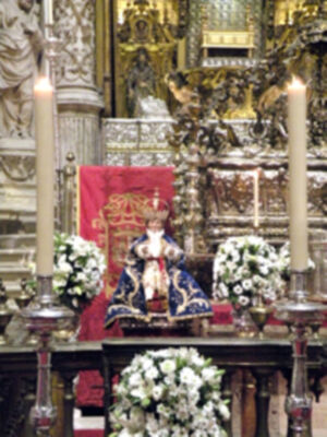 Sevilla se rinde a sus pies. (Reina de los Reyes)