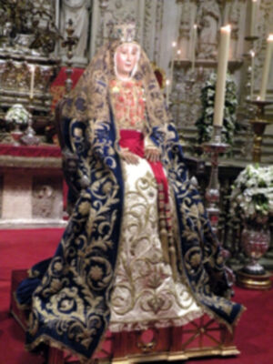 Sevilla se rinde a sus pies. (Reina de los Reyes)