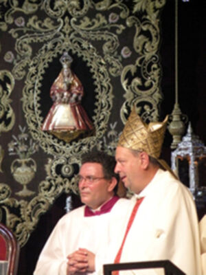 Eucaristía presidida, por el arzobispo y el obispo auxiliar de Sevilla en la Plaza del Triunfo de la capital Hispalense