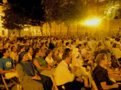 Eucaristía presidida, por el arzobispo y el obispo auxiliar de Sevilla en la Plaza del Triunfo de la capital Hispalense