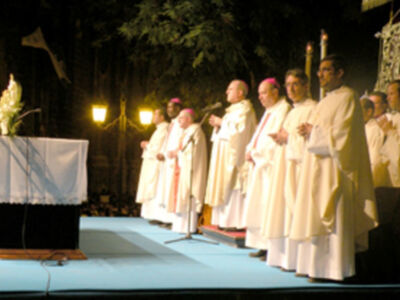 Eucaristía presidida, por el arzobispo y el obispo auxiliar de Sevilla en la Plaza del Triunfo de la capital Hispalense