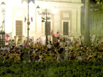 Eucaristía presidida, por el arzobispo y el obispo auxiliar de Sevilla en la Plaza del Triunfo de la capital Hispalense