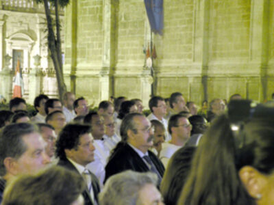Eucaristía presidida, por el arzobispo y el obispo auxiliar de Sevilla en la Plaza del Triunfo de la capital Hispalense