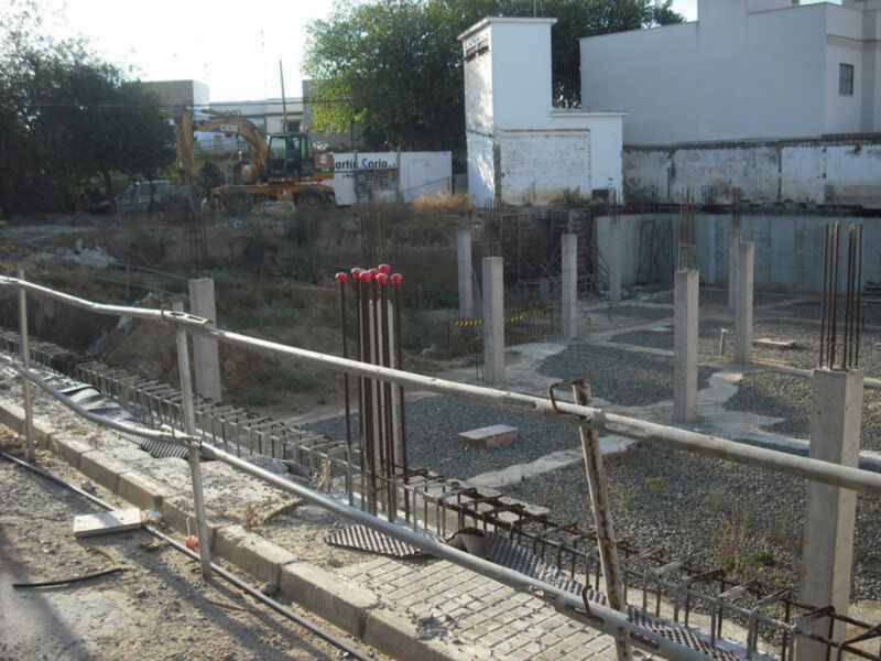Ayer se reanudaron las obras de las viviendas del matadero (Chipiona)