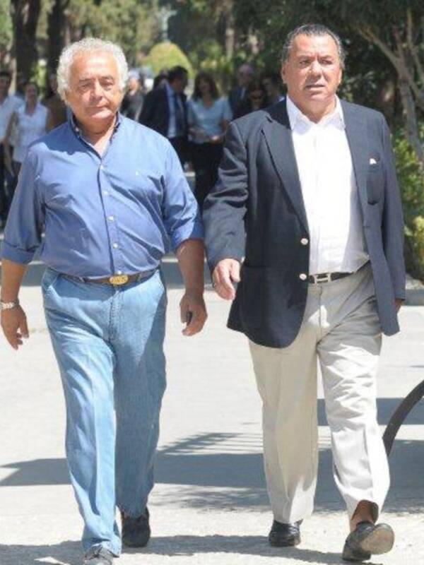 Litri, Carolina Herrera, Curro Romero, Carmen Tello acompañan a Julio Aparicio en el entierro de su madre la bailaora Maleni Loreto en Sevilla