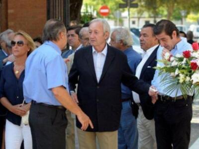 Litri, Carolina Herrera, Curro Romero, Carmen Tello acompañan a Julio Aparicio en el entierro de su madre la bailaora Maleni Loreto en Sevilla