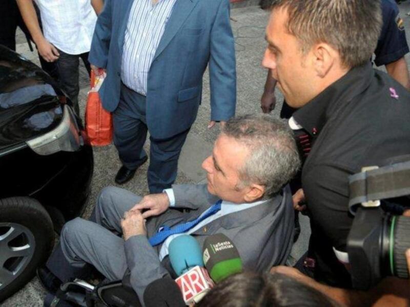 Ortega Cano reaparecio para declarar ante el juez sereno, vestido de chaqueta y corbata , convaleciente y en silla de ruedas junto a su hijo Jose Fernando