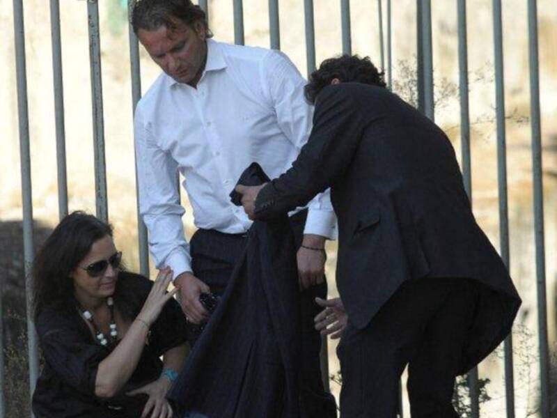 Litri, Carolina Herrera, Curro Romero, Carmen Tello acompañan a Julio Aparicio en el entierro de su madre la bailaora Maleni Loreto en Sevilla