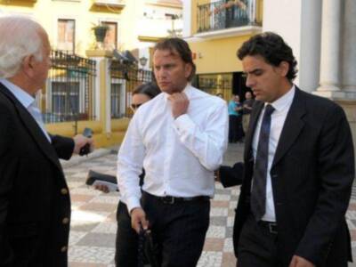 Litri, Carolina Herrera, Curro Romero, Carmen Tello acompañan a Julio Aparicio en el entierro de su madre la bailaora Maleni Loreto en Sevilla