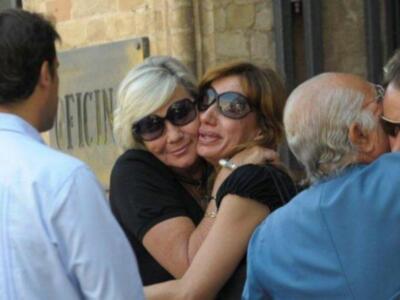 Litri, Carolina Herrera, Curro Romero, Carmen Tello acompañan a Julio Aparicio en el entierro de su madre la bailaora Maleni Loreto en Sevilla