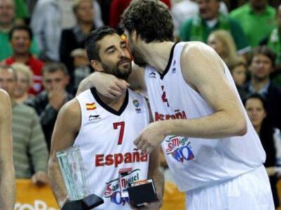 El príncipe Felipe felicita a la selección española de baloncesto en el vestuario tras quedar campeones de Europa por segunda vez consecutiva