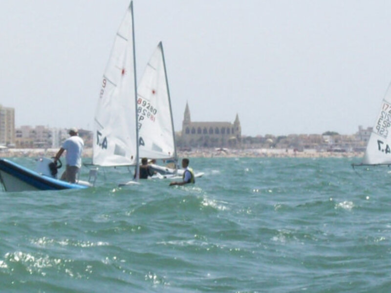 Las aguas de Chipiona acogieron este fin de semana la tercera y penúltima Copa de Andalucía de Láser Standard, Láser Radial y Láser 4.7 de la temporada Escuela Municipal de Vela de Chipiona