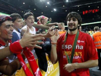 El príncipe Felipe felicita a la selección española de baloncesto en el vestuario tras quedar campeones de Europa por segunda vez consecutiva