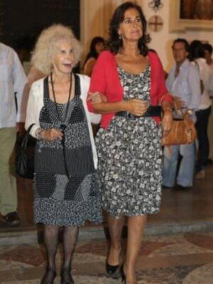 Duquesa de Alba y Carmen Tello en la misa del funeral de la madre de Julio Aparicio