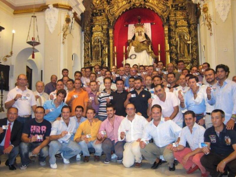 Grupo de personas en una iglesia, posiblemente en un evento religioso o social.