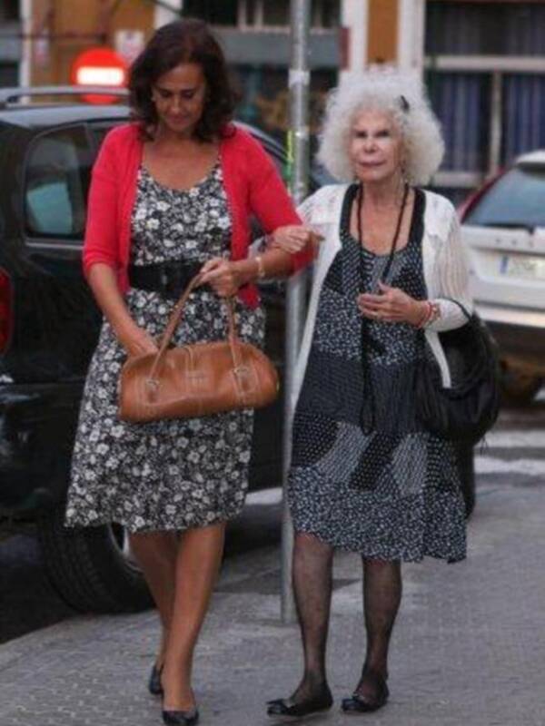Duquesa de Alba y Carmen Tello en la misa del funeral de la madre de Julio Aparicio