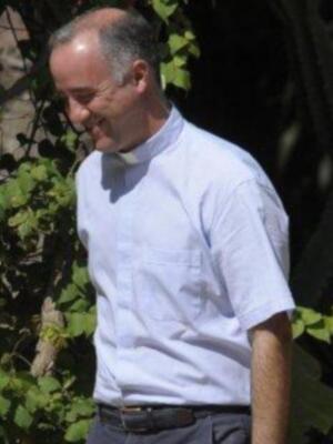 El sacerdote que casará a la duquesa de alba tiene 38 años pertenece a una familia sevillana muy conocida y fue pregonero de la semana santa de Sevilla