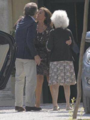 El emotivo reencuentro de los duques de Alba y su madrina Carmen Tello tras la boda