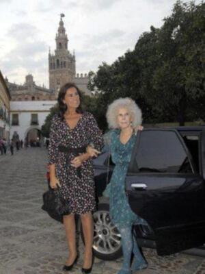 La duquesa de Alba asiste a su primera acto público tras su boda acompañada de Carmen Tello