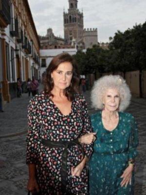 La duquesa de Alba asiste a su primera acto público tras su boda acompañada de Carmen Tello