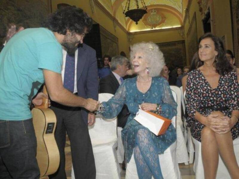 La duquesa de Alba asiste a su primera acto público tras su boda acompañada de Carmen Tello