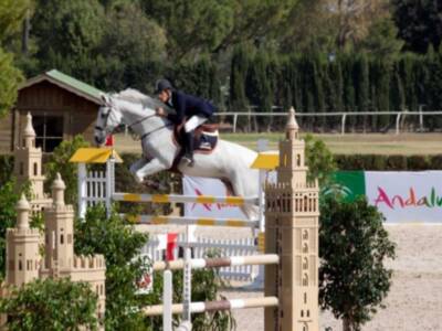 Los Jinetes de Pineda dominan la primera jornada del Campeonato de Andalucía de Saltos