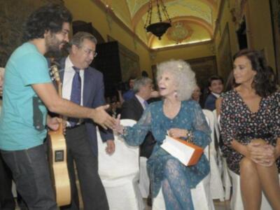 La duquesa de Alba asiste a su primera acto público tras su boda acompañada de Carmen Tello