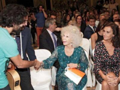 La duquesa de Alba asiste a su primera acto público tras su boda acompañada de Carmen Tello