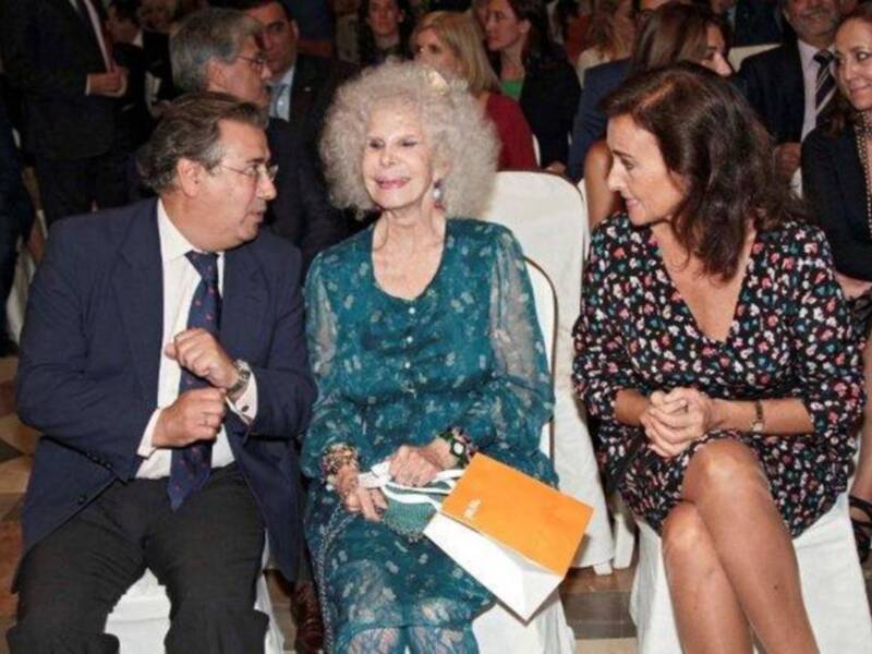 La duquesa de Alba asiste a su primera acto público tras su boda acompañada de Carmen Tello