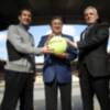 Jordi Arrese visita el estadio olímpico junto al alcalde Juan Ignacio Zoido y el presidente de la RFET, José Luis Escañuela 