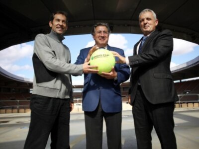 Jordi Arrese visita el estadio olímpico junto al alcalde Juan Ignacio Zoido y el presidente de la RFET, José Luis Escañuela 