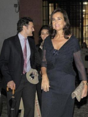 La duquesa de Alba sufre una caída en su palacio y tiene que  guardar reposo por una fisura en la pelvis y suspende la luna de miel a Tailandia