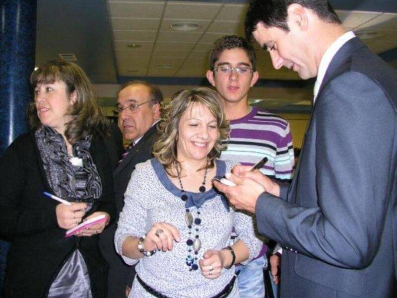 Jesulín de Ubrique, improvisado y risueño fotógrafo, homenajeado en Coria (Cáceres) por los mayorales y trabajadores del campo bravo