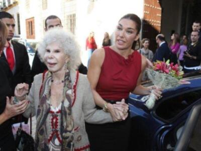 La duquesa de alba inaugura una exposición sobre moda con los trajes que ha lucido a lo largo de su vida