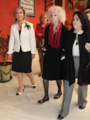 La Duquesa de Alba acudió a la presentación del cartel anunciador del Rastrillo