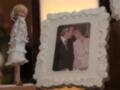 Figura de muñeca y marco de fotos con pareja besándose, decoración romántica