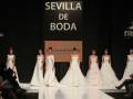 Desfile de Pronovias en Fibes, Sevilla, con modelos presentando vestidos de novia.